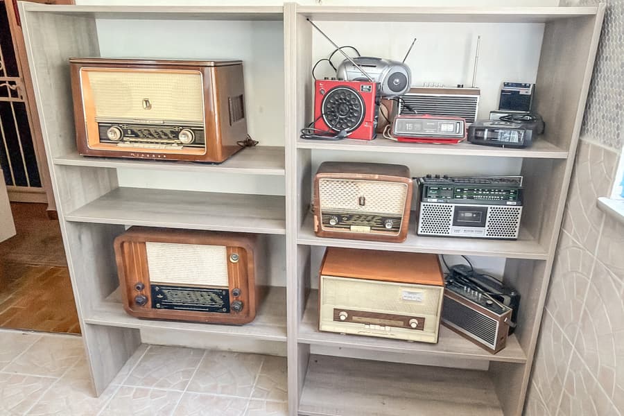 Inhalt von 2 Regalen: alte Radios